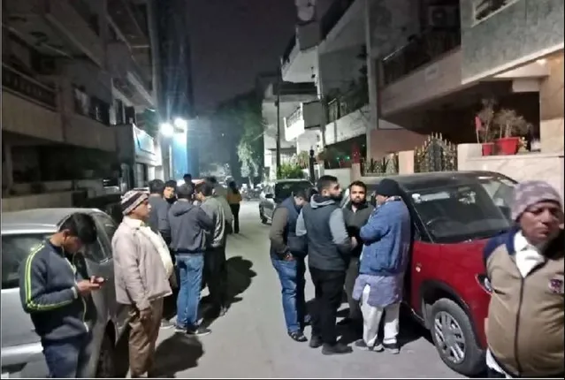 ଦୁଇ ପିଲାଙ୍କୁ ହତ୍ୟା କରି ମେଟ୍ରୋ ଆଗକୁ ଡେଇଁ ଆତ୍ମହତ୍ୟା କଲା ବାପା , ଫ୍ୟାକ୍ଟ୍ରି ବନ୍ଦ ହେବାକୁ ନେଇ ବିଶାଦରେ ଥିଲେ ବ୍ୟକ୍ତି ।