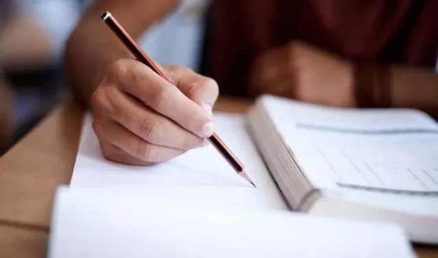 ପରୀକ୍ଷା ଅସଲି ହେଲେ ପରୀକ୍ଷାର୍ଥୀ ନକଲି ! ସମ୍ବଲପୁରରେ ଧରାପଡ଼ିଲା ନକଲି ପରୀକ୍ଷାର୍ଥୀ । ଜଣେ ଯୁବକଙ୍କ ପାଇଁ ଜଣେ ଯୁବତୀ ପରୀକ୍ଷା ଦେଉଥିବା ବେଳେ ଧରିଲେ ନିରୀକ୍ଷକ