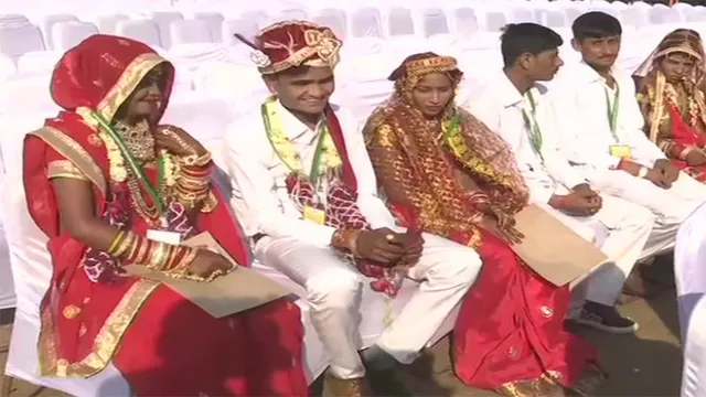 ଗୁଜୁରାଟରେ ଗଣବିବାହ : ଗୁଜୁରାଟର ଅହମ୍ମଦାବାଦରେ ବିବାହ ବନ୍ଧନରେ ଆବଦ୍ଧ ହେଲେ ୧୧୦୦ ଦମ୍ପତି , ଗଣ ବିବାହରେ ଉଭୟ ହିନ୍ଦୁ ଓ ମୁସଲମାନ ସଂପ୍ରଦାୟ ଯୋଡା ସାମିଲ ।