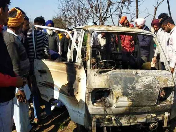 ସ୍କୁଲ ଭ୍ୟାନରେ ଲାଗିଲା ନିଆଁ । ଜୀଅନ୍ତା ଜଳିଗଲେ ୪ଜଣ କୁନି ଶିଶୁ, ଦୁଃଖପ୍ରକାଶ କଲେ ମୁଖ୍ୟମନ୍ତ୍ରୀ ।