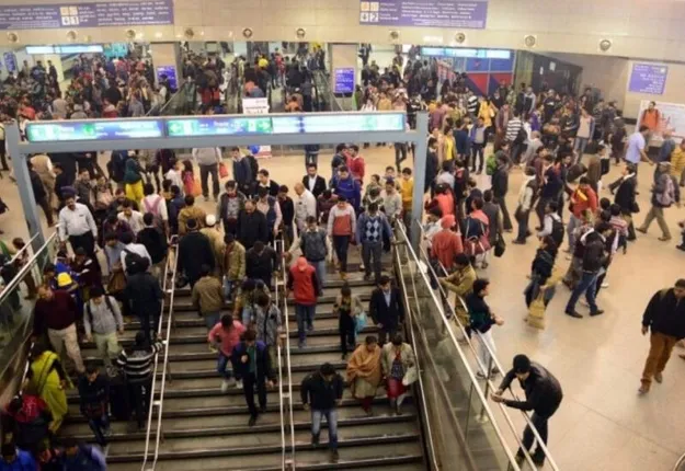 ଦିଲ୍ଲୀ ମେଟ୍ରୋ ଷ୍ଟେସନରେ “ଗୋଲି ମାରୋ” ନାରା ଲଗାଇଲେ ଯୁବକ , ୬ ଜଣ ଯୁବକଙ୍କୁ ଅଟକ ରଖିଲା ପୋଲିସ୍ ।