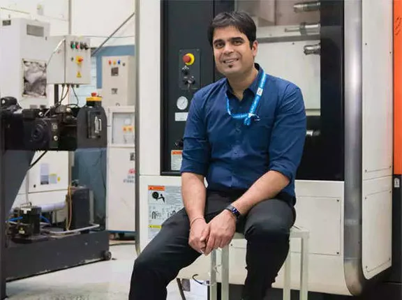 ଜିରୋରୁ ହିରୋ କରିଦେଲା ଜିଜ୍ଞାସା : ଅଧାରୁ ଛାଡିଥିଲେ ପାଠପଢା , ଏବେ ଲଢୁଆ ବିମାନ ଏବଂ ମିସାଇଲର ପାର୍ଟସ୍ କରୁଛନ୍ତି ପ୍ରସ୍ତୁତ ।