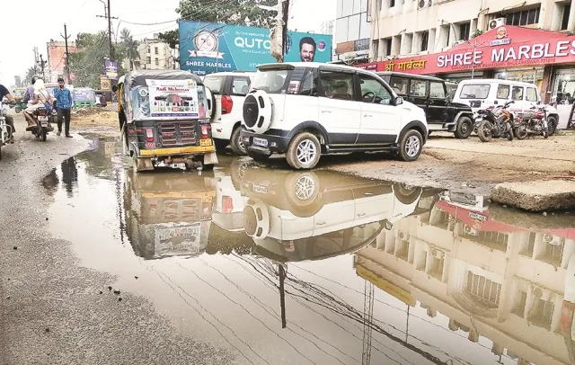 ରସୁଲଗଡ଼ ଶିଳ୍ପାଞ୍ଚଳ ପ୍ରବେଶ ପଥରେ ସମସ୍ୟା ବଢ଼ାଉଛି ଜବରଦଖଲ : ସଂଧ୍ୟା ସମୟରେ ଅଣାୟତ୍ତ ପରିସ୍ଥିତି, ବୋଝ ଉପରେ ନଳିତା ବିଡ଼ା ଭଳି ଅସରାଏ ବର୍ଷାରେ ରାସ୍ତାରେ ଲହଡ଼ି ଭାଙ୍ଗୁଛି ଆଣ୍ଠୁଏ  ଆଣ୍ଠୁଏ ପାଣି