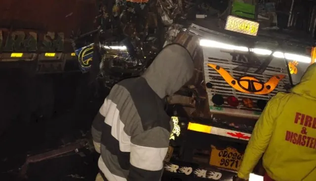 ଦୁଇ ଟ୍ରକ୍ ମୁହାଁମୁହିଁ ଧକ୍କା :  ଘଟଣାସ୍ଥଳରେ ପ୍ରାଣ ହରାଇଲେ ୨ ଡ୍ରାଇଭର୍