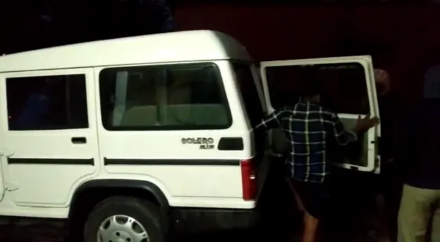 ଅଧା ରାସ୍ତାରେ ଅଚଳ ହୋଇଗଲା ପୁଲିସ୍ ଭ୍ୟାସ୍ । ଗାଡି ଷ୍ଟାର୍ଟ ନହେବାରୁ ଶେଷରେ ଅଭିଯୁକ୍ତକୁ ଚଲେଇ ଚଲେଇ ନେଲେ ଥାନା ଅଧିକାରୀ