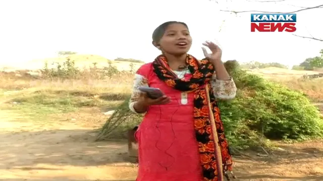 ଗରିବୀର ଛାତି ଚିରି ଭାସି ଆସେ ସୁମଧୁର ସ୍ୱର । ଅଭାବୀ ବାପାର ଝିଅ ମୁହଁରେ ସ୍ୱଭାବ କବୀଙ୍କ ରଚିତ ଗୀତ । ବିନା ପ୍ରଶିକ୍ଷଣରେ ମୋବାଇଲରୁ ଗୀତ ଶିଖି ଅତି ସୁନ୍ଦର ଗୀତ ଗାଉଛନ୍ତି ବରଗଡ଼ର ରଂଜିତା