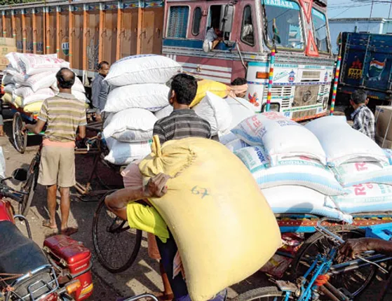 ମାଲଗୋଦାମରେ ‘କରୋନା’ କଟକଣା: ଭିଡକୁ ନଜରରେ ରଖି ଏଣିକି ୨ଟି ପର୍ଯ୍ୟାୟରେ ଖୋଲିବ ମାଲଗୋଦାମ; ବନ୍ଦ ରହିବ ୧୦୦ଟି ଗୋଦାମ