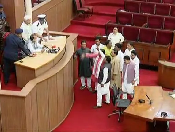 ୟେସ୍ ବ୍ୟାଙ୍କରେ ଜଗନ୍ନାଥଙ୍କ ଟଙ୍କା ଜମା ପ୍ରସଙ୍ଗ : ଗୃହ କମିଟି ଦାବି କରି ବିରୋଧୀଙ୍କ ହଟ୍ଟଗୋଳ । ୧୧.୩୦ ଯାଏଁ ଗୃହ ମୁଲତବୀ ଘୋଷଣା କଲେ ବାଚସ୍ପତି