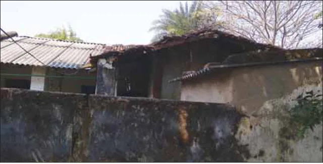 ଦୁର୍ଘଟଣାକୁ ଅପେକ୍ଷା ରହିଛି କି? ଭଙ୍ଗାଦଦରା ଘରେ ଚାଲିଛି ଅବକାରୀ କାର୍ଯ୍ୟାଳୟ, ପାଣି ନାହିଁ କି ଶୌଚାଳୟ ବି ନାହିଁ