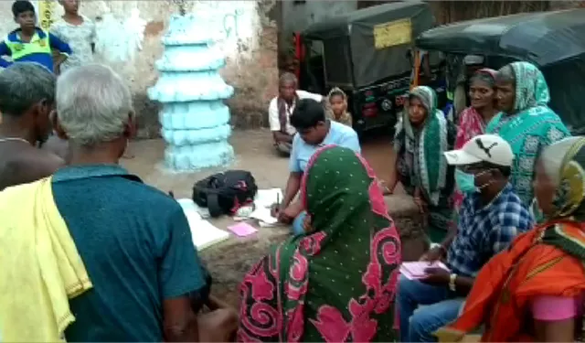 ସରକାରଙ୍କ କଟକଣାକୁ ମାନୁ ନାହାନ୍ତି ସରକାରୀ ବାବୁ: ଦ୍ୱାରମୁହଁରେ ଭତ୍ତା ଦେବା ପାଇଁ ନିର୍ଦ୍ଦେଶ ଥିବା ବେଳେ ଗାଁ ଦାଣ୍ଡରେ ମେଳି କରି ଭତ୍ତା ବାଂଟୁଛନ୍ତି ସରକାରୀ ଅଧିକାରୀ