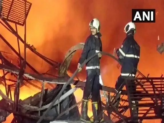 ମୁମ୍ବାଇ : ଗୋଦାମରେ ଲାଗିଲା ଭୀଷଣ ନିଆଁ , ନିଆଁକୁ ଆୟତ୍ତ କରିବାରେ ଲାଗିଛନ୍ତି ୭ ଟି ଦମକଳ ବାହିନୀ