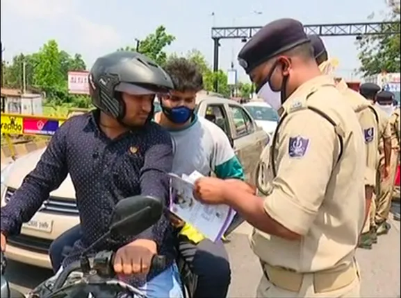 ତାଲାବନ୍ଦ ପରେ ରାଜଧାନୀରେ ବିଭିନ୍ନ ଛକରେ ଜଗିଛି ପୁଲିସ : ଲୋକଙ୍କୁ ଅଟକାଇ କରୁଛି ସଚେତନ, ଜରୁରୀ କାମ ନଥିଲେ ଘରୁ ନବାହାରିବାକୁ ପରାମର୍ଶ