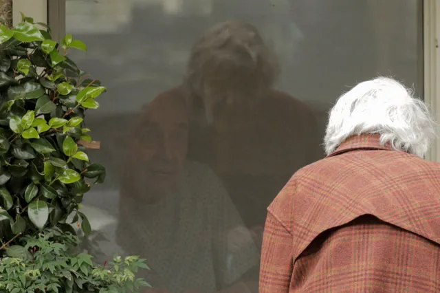 ସ୍ୱାମୀ-ସ୍ତ୍ରୀଙ୍କ ମଝିରେ କାଚର କାନ୍ଥ ଠିଆ କରାଇଦେଲା କରୋନା : ସୋସିଆଲ୍ ମିଡିଆରେ ଭାଇରାଲ୍ ହେଲା ଭାବୁକ କରିଦେଲା ଭଳି ଫଟୋ