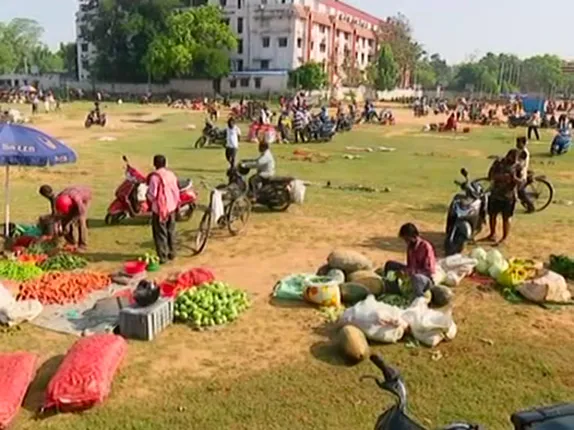 ଭୁବନେଶ୍ବର ୟୁନିଟ୍-୧ ବଏଜ୍ ହାଇସ୍କୁଲ୍ ଖେଳପଡ଼ିଆକୁ ଉଠିଆସିଲା ୧ନମ୍ବର ହାଟ: କରୋନା ପାଇଁ ଦୋକାନୀଙ୍କ ଭିତରେ ଅତି କମରେ ରହିବ ୮ ଫୁଟ୍ ବ୍ୟବଧାନ; ଗ୍ରାହକଙ୍କୁ ଅତିକମରେ ପରସ୍ପରଠାରୁ ୧ ମିଟର ଦୂରତା ରଖିବାକୁ ନିର୍ଦ୍ଦେଶ