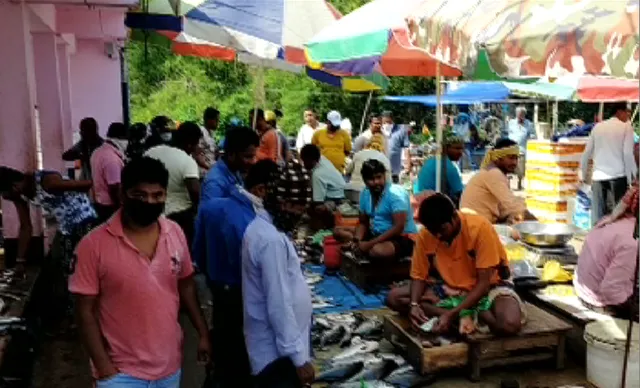 ସାରା ବିଶ୍ୱରେ ବ୍ୟାପିଚାଲିଛି କରୋନା ସଂକ୍ରମଣ । ବିପଦ ବଢାଉଛି କିଛି ଲୋକଙ୍କ ବେପରୁଆ ମନୋଭାବ । ଲକ୍ ଡାଉନ୍ ବେଳେ ଲୋକଙ୍କ ଭିଡ, ସୋରର ମାଛ ମାର୍କେଟରେ ସାମାଜିକ ଦୂରତାକୁ ଫୁ...