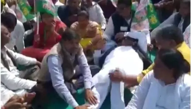 ନେତାଙ୍କ ଅନନ୍ତ ଶୟନ, ପାଦ ମାଲିସ କଲେ କର୍ମୀ । ଦେଖନ୍ତୁ ବିଧାୟକଙ୍କ ‘ପାଦ ମାଲିସ’ ପଲିଟିକ୍ସ ।