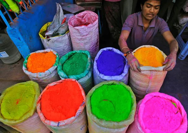 ହୋଲି ପାଇଁ ରାଜଧାନୀର ଗଳିକନ୍ଦିରେ ଖୋଲିଲାଣି ରଙ୍ଗର ପସରା : ବଢ଼ିଛି ରଙ୍ଗ ଦର, ହୋଲିରେ କରୋନା ବ୍ୟାପିବାର ଆଶଙ୍କା ଅଧିକ