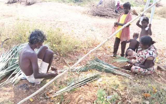 ହଜିବାକୁ ବସିଲାଣି ଖଜୁରି ପତ୍ର ତିଆରି ସାମଗ୍ରୀ : ପାରିଶ୍ରମିକ ନମିଳିବାରୁ ବେଉସା ହରାଉଛନ୍ତି ଅନେକ କାରିଗର ପରିବାର