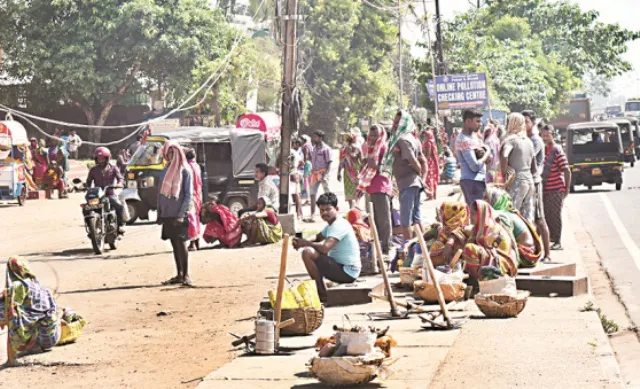 କରୋନା ମାଡ଼ରେ କାମଧନ୍ଦା ହରାଇଲେ ଶ୍ରମଜୀବୀ : ଭୋକ ବିକଳରେ ପେଟ ପୋଡ଼ୁଛି, ସରକାରଙ୍କ ଭରସାରେ ଦିନ ଖଟିଖିଆ