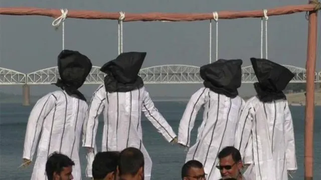 ଫାଶୀ ଖୁଣ୍ଟରେ ଝୁଲିଲେ ନିର୍ଭୟା ଦୋଷୀ ? ମହିଳା ଦିବସରେ ନିର୍ଭୟା ଗଣଦୁଷ୍କର୍ମକାରୀଙ୍କ ପୁତ୍ତଳିକାକୁ ଦିଆଗଲା ଫାଶୀ ।