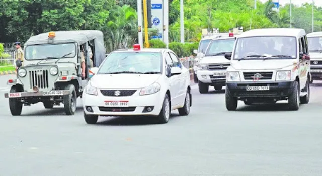 ପ୍ରଥମେ ଆମ୍ବୁଲାନ୍ସ ଗଲା ପରେ ମୁଖ୍ୟମନ୍ତ୍ରୀ ଗଲେ । କ୍ୟାପିଟାଲ ହସ୍ପିଟାଲ ଛକରେ ଆମ୍ବୁଲାନ୍ସ ପାଇଁ ଅଟକିଗଲେ ନବୀନ