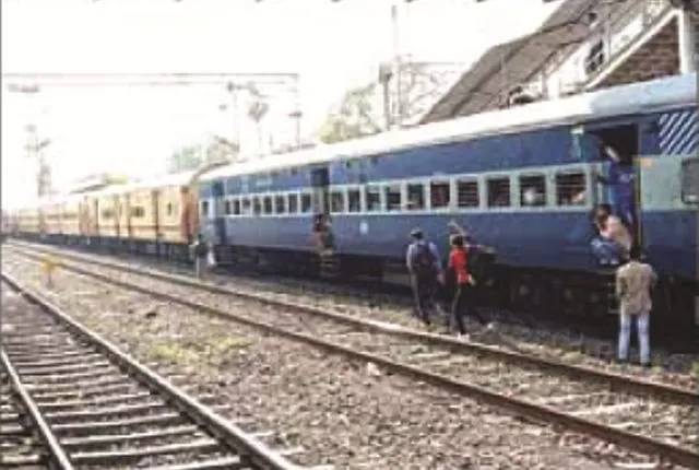 ଆଶ୍ଚର୍ଯ୍ୟ !! ଷ୍ଟେସନରେ ଟ୍ରେନ ଅଟକାଇବାକୁ ଭୁଲିଗଲେ ଷ୍ଟେସନ ମାଷ୍ଟର ? ପଳାଇଗଲା ସୁପରଫାଷ୍ଟ ଟ୍ରେନ୍, ହଇରାଣ ହେଲେ ଲୋକେ