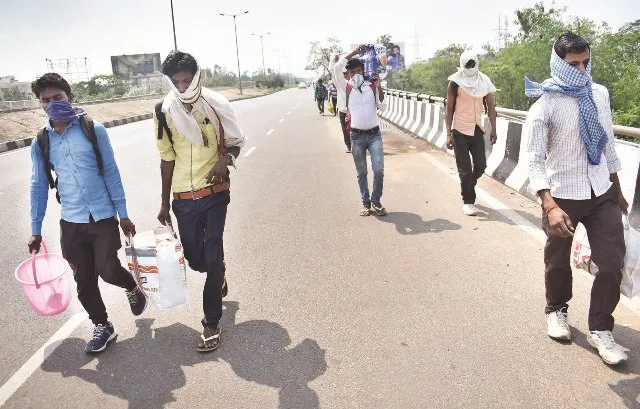 କଟକଣାକୁ ମାନୁଛି କିଏ? ରାଜ୍ୟ ଛାଡୁଛନ୍ତି ଶହଶହ ଶ୍ରମିକ, ଶତାଧିକ କିମି ଚାଲିବାକୁ ବି ପ୍ରସ୍ତୁତ