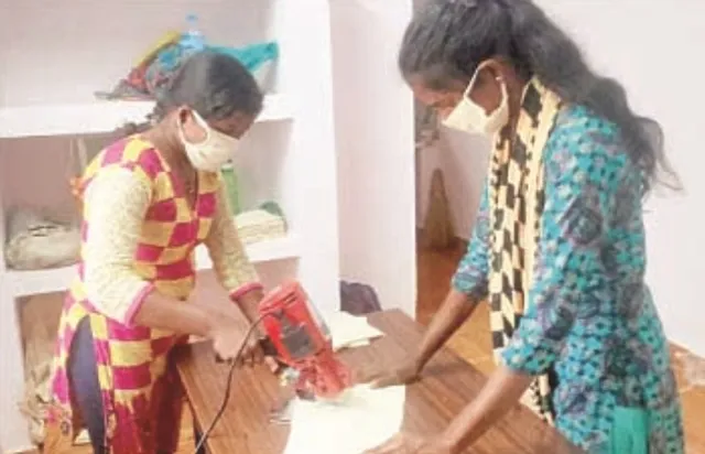 ଖଦିରେ ତିଆରି କରୁଛନ୍ତି ମାସ୍କ, ଜୀବନ ଜିଇଁବାର ରାହା ପାଇଛନ୍ତି ୬ ଯୁବତୀ ।