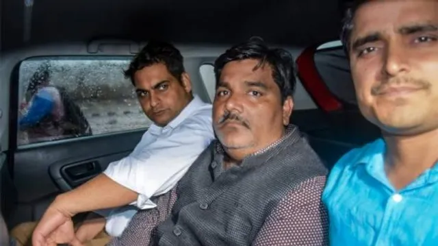 ଦିଲ୍ଲୀ ହିଂସା : ଦିଲ୍ଲୀ ପୋଲିସ୍ ନଜରରେ ତାହିର୍ ହୁସେନର ୪ ସାଥୀ , ହିଂସା ବେଳେ ତାହିରକୁ ସାହାଯ୍ୟ କରିଥିବା ଲୋକଙ୍କୁ ପଚରାଉଚରା ପାଇଁ ଥାନାକୁ ଡାକିବ ପୋଲିସ୍ ।