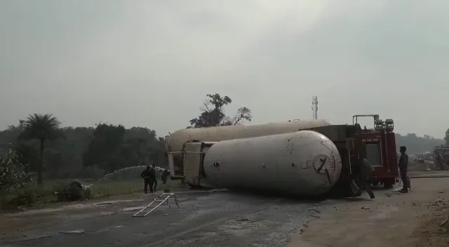 ଅନୁଗୁଳ ଜାତୀୟ ରାଜପଥରେ ଓଲଟିଛି ଗ୍ୟାସ ଟ୍ୟାଙ୍କର । ୫ଟି ଗାଁରେ ଆତଙ୍କ । ରୋଷେଇ ବାସ ବନ୍ଦ, ଲୋକେ ହନ୍ତସନ୍ତ