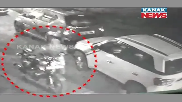 ଅଧରାତିରେ ପଶିଲେ, ବୁଲେଟ ନେଇ ପଳାଇଲେ । ସିସିଟିଭି କ୍ୟାମେରାରେ କଏଦ ହେଲା ବୁଲେଟ୍ ଚୋରିର ଦୃଶ୍ୟ