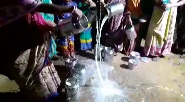 ସବୁଆଡେ ତାଲାବନ୍ଦ ଯୋଗୁଁ କ୍ଷୀର ବିକ୍ରି କରିପାରୁନାହାନ୍ତି ଦୁଗ୍ଧ ଚାଷୀ : ଅଭାବି ବିକ୍ରିର ଶିକାର ହୋଇ ବାଲେଶ୍ୱର ବାହାନଗାରେ ରାସ୍ତାରେ ଢାଳିଦେଲେ କ୍ଷୀର