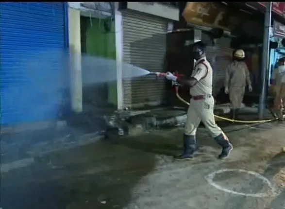 କରୋନା ମୁକାବିଲା ପାଇଁ ସଫେଇ ଅଭିଯାନ: ସମ୍ବଲପୁର ଗୋଲେଇ ବଜାରରେ ଦୋକାନ ଓ ରାସ୍ତାକୁ କରାଗଲା ବିଶୋଧନ