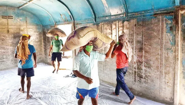 ଲକ୍‌ଡାଉନ୍‌ ବେଳେ ଦେଶକୁ ଅନ୍ନ ଯୋଗାଉଛି ଓଡ଼ିଶା । ପଶ୍ଚିମ ଓଡ଼ିଶାର ବିଭିନ୍ନ ଷ୍ଟେସନ୍‌ରୁ ପୂର୍ବ ଓ ଦକ୍ଷିଣ ଭାରତକୁ ଯାଉଛି ଚାଉଳ ।