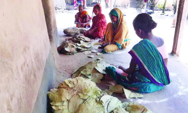 କରୋନା ଲଢ଼େଇର ସତର୍କ ଯୋଦ୍ଧା । ସାମାଜିକ ଦୂରତ୍ୱକୁ ଭଲ ଭାବେ ବୁଝି ପାରିଛନ୍ତି ଲୋଧା ସମ୍ପ୍ରଦାୟ । ଜୀବନ ଥିଲେ ହିଁ ଜୀବିକା । ରୋଜଗାର ନଥାଉ ପଛେ ଘରୁ ବାହାରୁନାହାନ୍ତି।