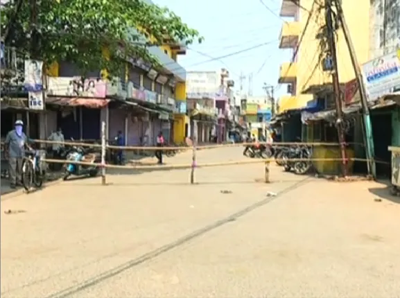 ଆଜି ମଧ୍ୟାହ୍ନରୁ ଗଂଜାମ ଜିଲ୍ଲା ସଟଡାଉନ୍ । ଘରୁ ବାହାରିବା ଉପରେ ଲାଗିଲା କଟକଣା । ଅଫିସ, ଦୋକାନ, ବଜାର, ହାଟ ସବୁଥିରେ ପଡିବ ତାଲା ।