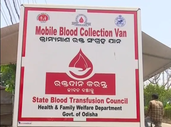 ତାଲାବନ୍ଦ ଭିତରେ ରକ୍ତଭଣ୍ଡାରରେ ରକ୍ତ ଅଭାବ ଦୂର କରିବାକୁ ସମ୍ବାଦ ‘ଆମ ଓଡିଶା’ର ପ୍ରୟାସ: ମୋବାଇଲ ଭ୍ୟାନରେ ଚାଲିଛି ରକ୍ତଦାନ; ୩୦ ୟୁନିଟରୁ ଅଧିକ ରକ୍ତ ସଂଗ୍ରହ