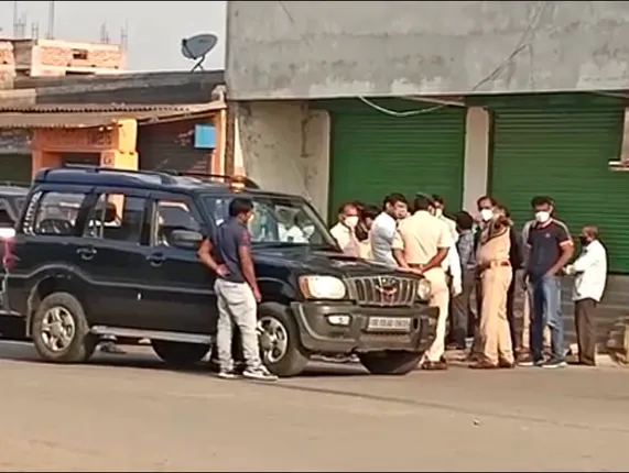 ସୁନ୍ଦରଗଡରେ ୨ ପଜିଟିଭି ଚିହ୍ନଟ ପରେ ବିସ୍ରାକୁ ସିଲ କଲା ପ୍ରଶାସନ । ବିସ୍ରା ଓ ଆଖପାଖର ୧୦ଟି ମୌଜାକୁ କଂଟେନମେଂଟ ଜୋନ ଘୋଷଣା