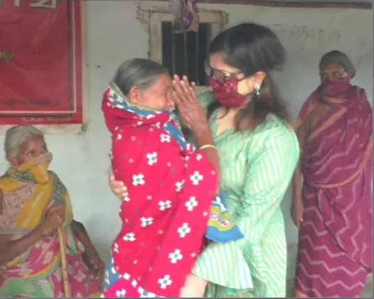 ବେସାହାରଙ୍କ ସାହାରା ହେଲେ ଡାକ୍ତର ଦମ୍ପତି...ଅସହାୟ ବୃଦ୍ଧବୃଦ୍ଧାଙ୍କୁ କରୁଛନ୍ତି ମାଗଣା ଚିକିତ୍ସା