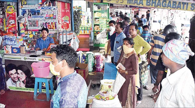 ସଟ୍‌ଡାଉନ୍ ପୂର୍ବରୁ ରାଜଧାନୀରେ ଅସମ୍ଭାଳ ଭିଡ଼: ବଜାର ଲୋକାରଣ୍ୟ, ବାରଙ୍ଗରେ ଲାଠିଚାର୍ଜ