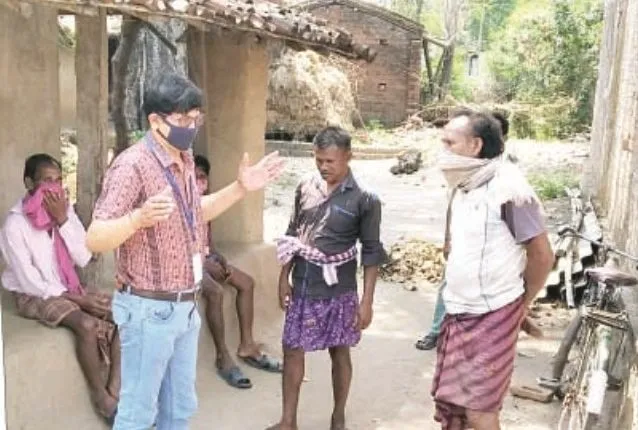 କରୋନା ମୁକାବିଲା ପାଇଁ ଦୁର୍ଗମ ଅଞ୍ଚଳରେ ଡାକ୍ତର : ମାଇଲ୍ ମାଇଲ୍ ବାଟ ଚାଲି ଗ୍ରାମାଞ୍ଚଳର ଲୋକଙ୍କୁ ସଚେତନ କରାଉଛନ୍ତି ଡାକ୍ତର ପ୍ରତାପ କୁମାର