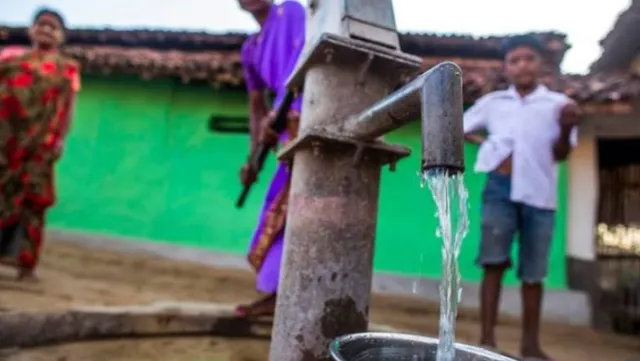 ମାନବିକତା ମାରି ଦେଉଛି ସଂକ୍ରମଣ ସନ୍ଦେହ । ରାଜ୍ୟ ବାହାରୁ କି ଜିଲ୍ଲା ବାହାରୁ ନୁହେଁ, ପଡ଼ୋଶୀ ବ୍ଲକରୁ ଆସିଥିଲେ ବୋଲି ପାଣି ବନ୍ଦକଲେ ପଡ଼ୋଶୀ । ଭୋକଉପାସରେ ୨ ପିଲା ସହ ଗାଁ ଛାଡ଼ିଲେ ମହିଳା