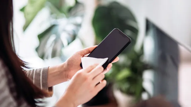 ତାଲାବନ୍ଦ ସମୟରେ ଆପଣଙ୍କ ମୋବାଇଲ ଖରାପ ହୋଇଯାଇଛି କି? ତେବେ ଆଦୌ ବ୍ୟସ୍ତ ନହୋଇ ଘରେ ବସି ଏଭଳି  କରନ୍ତୁ ଠିକ୍