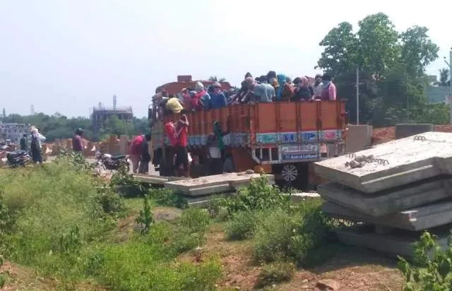 ଜନ୍ମସ୍ଥାନକୁ ଫେରିବାର କରୁଣ ଚିତ୍ର : ଟ୍ରକ୍‌ରେ ଖୁନ୍ଦାଖୁନ୍ଦି ହୋଇ ଆନ୍ଧ୍ରପ୍ରଦେଶରୁ ଶୁଳିଆପଦା ଫେରିଲେ ୬୫ ପ୍ରବାସୀ ଓଡ଼ିଆ