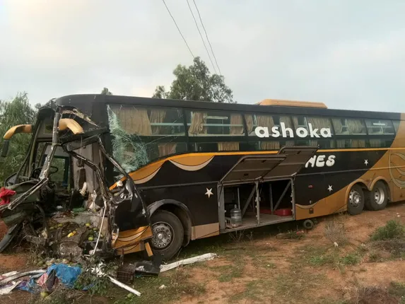 ହାଇଦ୍ରାବାଦରୁ ପ୍ରବାସୀ ଓଡିଆଙ୍କୁ ନେଇ ଆସୁଥିବା ବସ ଦୁର୍ଘଟଣାଗ୍ରସ୍ତ : ଖୋର୍ଦ୍ଧା କୁହୁଡି ନିକଟରେ ଫଳ ବୋଝେଇ ଟ୍ରକ ସହ ଧକ୍କା,ଜଣେ ମୃତ, ୧୦ ଆହତ