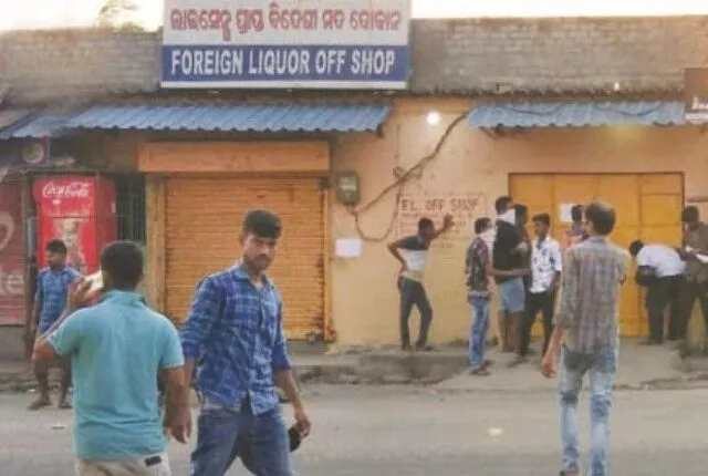 ମଦ ପାଇଁ ରଖିଲେନି ସାମାଜିକ ଦୂରତା, ପିନ୍ଧିଲେନି ମାସ୍କ । ନାଲିପାଣି ପାଇଁ ଦୋକାନରେ ରୁଣ୍ଡ ହେଲେ ଶହ ଶହ ଲୋକ