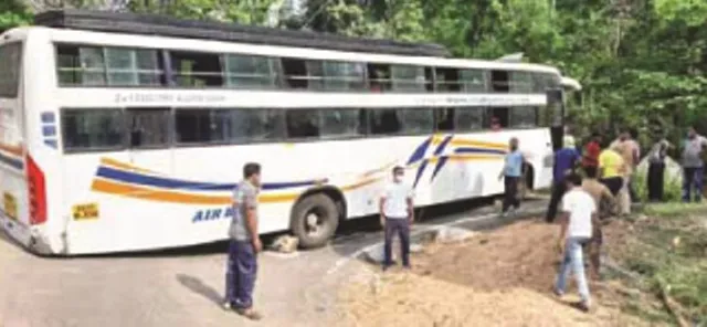 ଦାରିଙ୍ଗିବାଡ଼ି ଘାଟିରେ ଫସିଲା ପ୍ରବାସୀଙ୍କ ବସ୍ : ଡ୍ରାଇଭର୍‌ଙ୍କ ଉପସ୍ଥିତ ବୁଦ୍ଧି ଯୋଗୁଁ ବଞ୍ଚିଲା ଜୀବନ