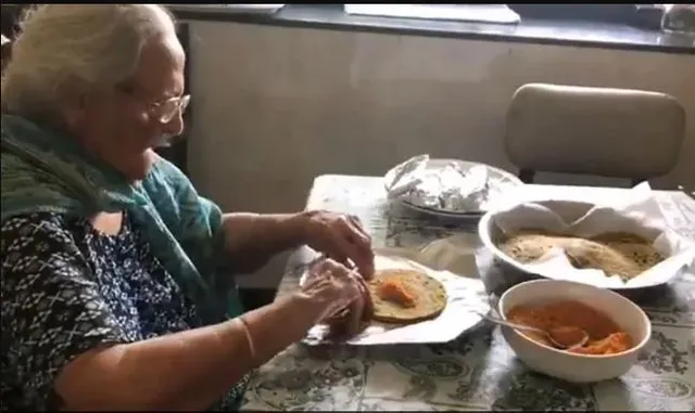 ବୁଢୀ ମା’ଙ୍କ ବଦାନ୍ୟତା : ପ୍ରବାସୀ ଶ୍ରମିକଙ୍କ ପାଇଁ ଖାଦ୍ୟ ପ୍ରସ୍ତୁତ କଲେ ୯୯ ବର୍ଷୀୟା ବୃଦ୍ଧା , ସୋସିଆଲ୍ ମିଡିଆରେ ଭାଇରାଲ୍ ହେଲା ଭିଡିଓ 
