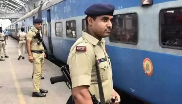 ସହଯାତ୍ରୀଙ୍କ ଖାଦ୍ୟ ପୁଡ଼ିଆ ଝାମ୍ପି ନେଉଛନ୍ତି ପ୍ରବାସୀ : ନିୟନ୍ତ୍ରଣ ପାଇଁ ‌ଷ୍ଟେସନରେ ନିୟୋଜିତ ହେବେ ଅଧିକ ଆରପିଏଫ୍‌