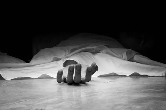 ହୃଦୟ ବିଦାରିଦେଲା ମା...ଟ୍ରାକ୍ଟରରୁ ଖସି ସବୁଦିନ ପାଇଁ ଆଖି ବୁଜିଦେଲେ ମାଆ: ମରଣମୁହଁରୁ ବର୍ତ୍ତିଗଲା ୪ ବର୍ଷର ପୁଅ; ମାଆ ଶୋଇଛି ଭାବି ଶବକୁ କୁଣ୍ଢେଇ ଧରି ଜଗିବସିଛି ଅବୋଧ ଶିଶୁ